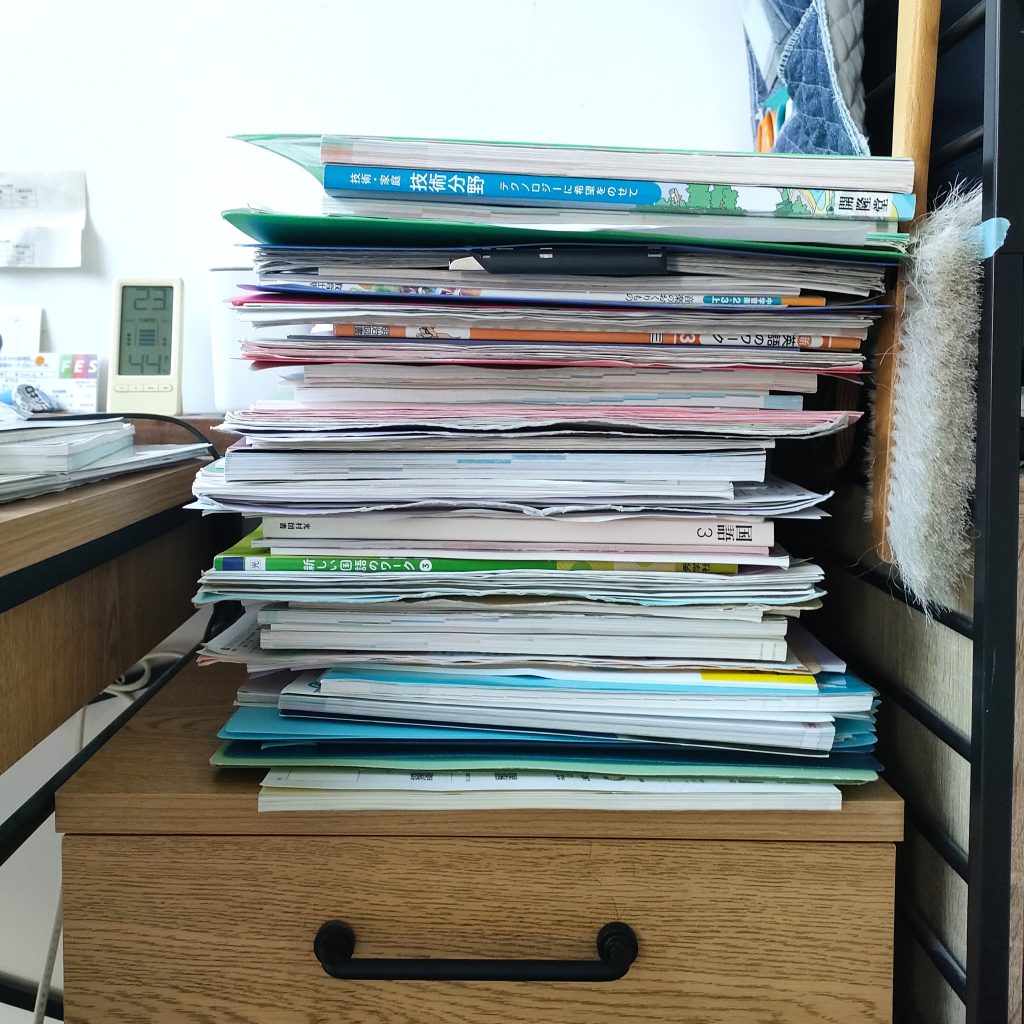 新潟市の整理収納アドバイザーSEIKA‐整家‐のお片付け こどもの教材の片付け前