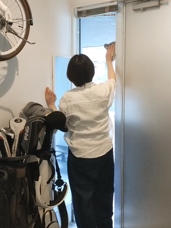 新潟市SEIKA‐整家‐の整理収納お片付けブログ_玄関の窓を拭いている様子
