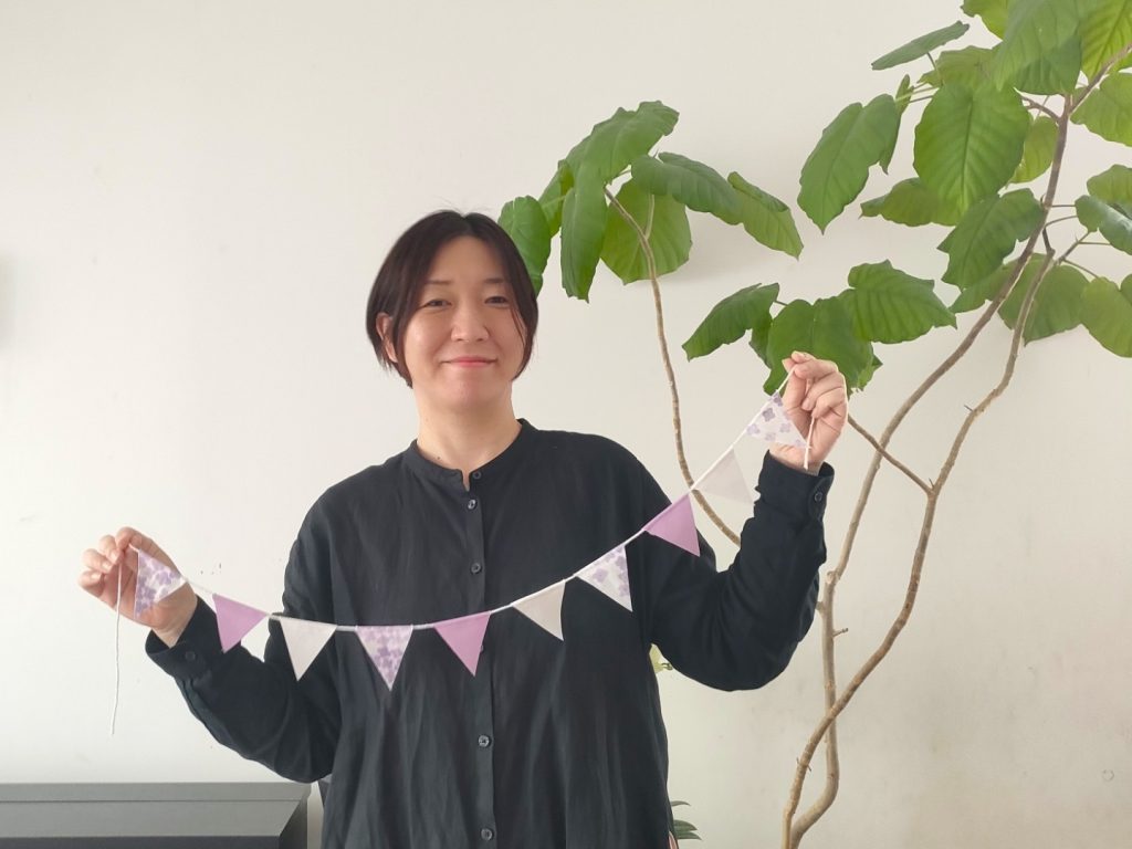 新潟市の整理収納アドバイザーSEIKA‐整家‐ CHIZU おとなとこどものしごと市で行うワークショップ用のガーランドを持った写真