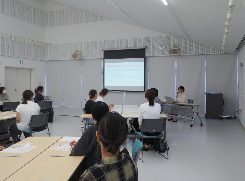 講座「子どものモノの整理収納」_整理収納アドバイザーSEIKA‐整家‐の杉山智津子による講演風景