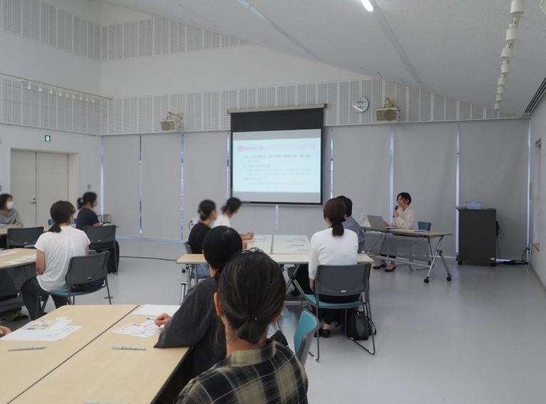 講座「子どものモノの整理収納」_整理収納アドバイザーSEIKA‐整家‐の杉山智津子による講演風景