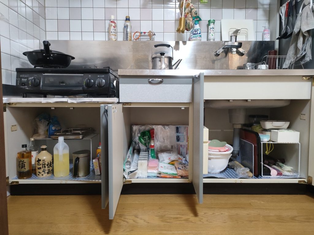 お片付けサポート事例_キッチンAfter_観音開きの扉を全て開けたキッチン収納、中はきれいに整理整頓されている