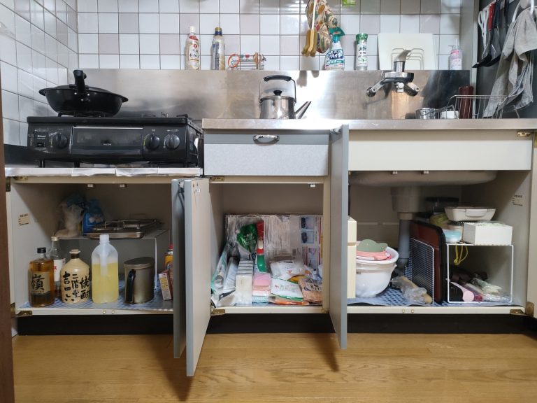 お片付けサポート事例_キッチンAfter_観音開きの扉を全て開けたキッチン収納、中はきれいに整理整頓されている