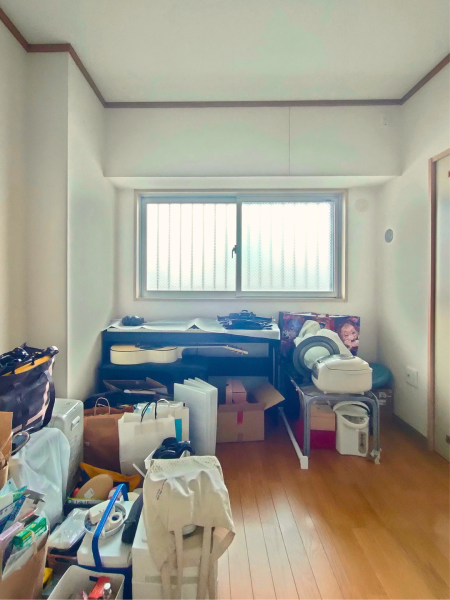 新潟市SEIKA‐整家‐の整理収納お片付けサポート事例_物置Before_洋室の床全体にモノが置かれた状態