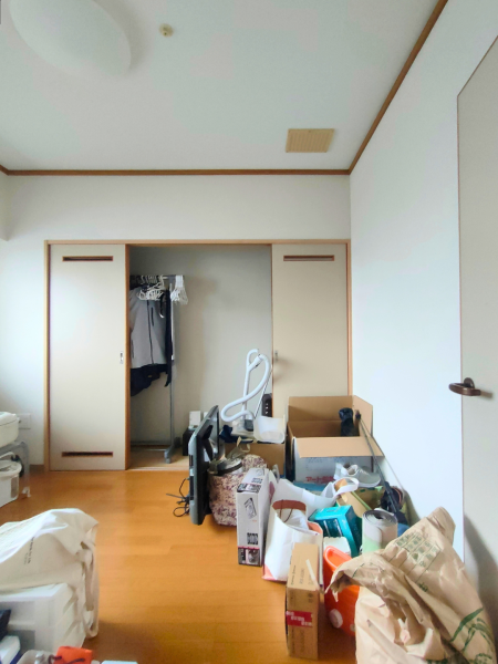 新潟市SEIKA‐整家‐の整理収納お片付けサポート事例_物置Before_洋室の床全体にモノが置かれた状態
