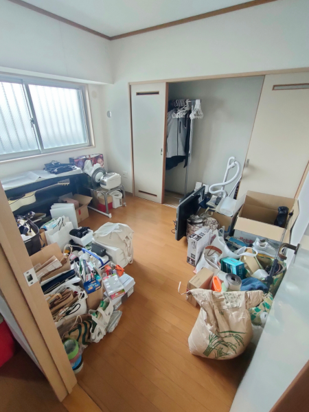 新潟市SEIKA‐整家‐の整理収納お片付けサポート事例_物置Before_洋室の床全体にモノが置かれた状態