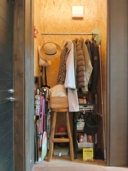 新潟市SEIKA‐整家‐の整理収納お片付けサポート事例After_服や帽子がゆとりをもって収納された玄関のコート掛け