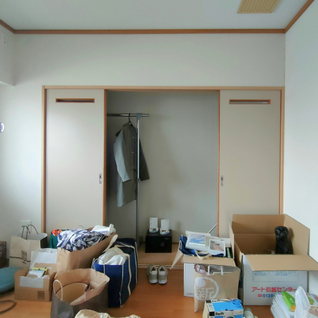 新潟市SEIKA‐整家‐の整理収納お片付けサポート事例_物置Before_洋室の床全体にモノが置かれた状態