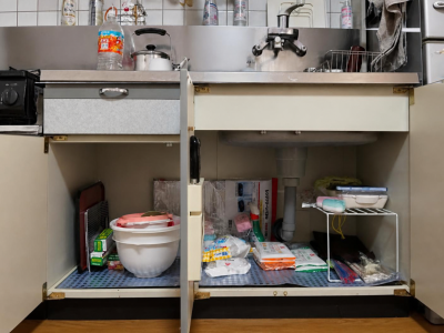 お片付けサポート事例_キッチンAfter_シンク下にはお弁当、掃除道具、作業台下にはザルなどが入ったキッチン収納