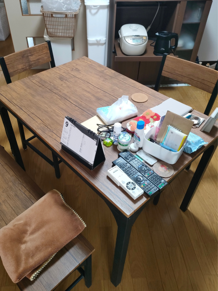 新潟市SEIKA‐整家‐の整理収納お片付けサポート事例_ダイニングテーブルBefore_チョイ置きされたモノでテーブルの半分しか使えない状態