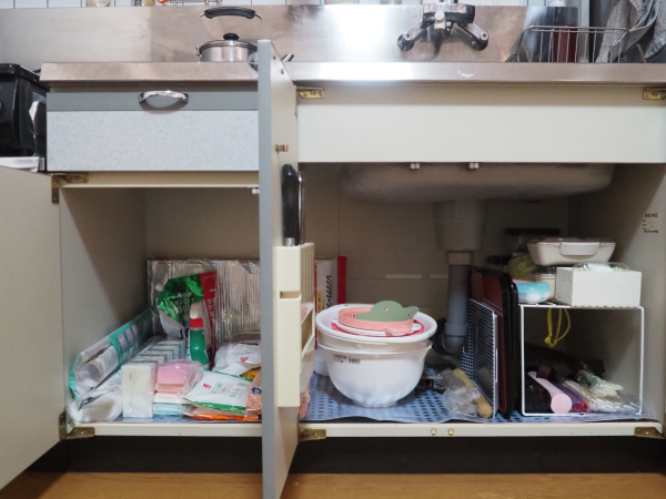 お片付けサポート事例_キッチンAfter_シンク下収納にはお弁当、水筒、ザルなどが入り、作業台下には掃除用品がまとめられたキッチン収納