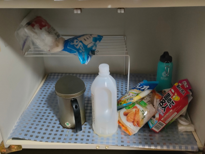 お片付けサポート事例_キッチンBefore_調味料だけが入ったガラガラのコンロ下収納