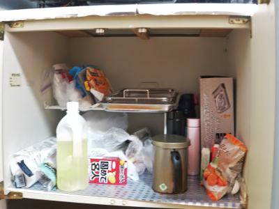 お片付けサポート事例_キッチンAfter_カセットコンロ、調味料、掃除用品の入ったコンロ下収納