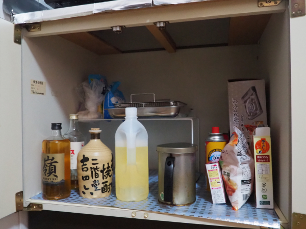 お片付けサポート事例_キッチンAfter_調味料、お酒、カセットコンロはきれいに収されたコンロ下収納