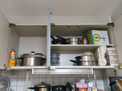 お片付けサポート事例_キッチンBefore_たくさんの鍋やお菓子作りの道具が入っている吊戸棚