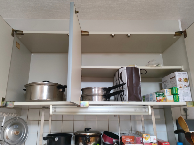 お片付けサポート事例_キッチンAfter_時々使う鍋とお菓子作りの道具が入った吊戸棚　手が届かない一番上はほぼ空になっている